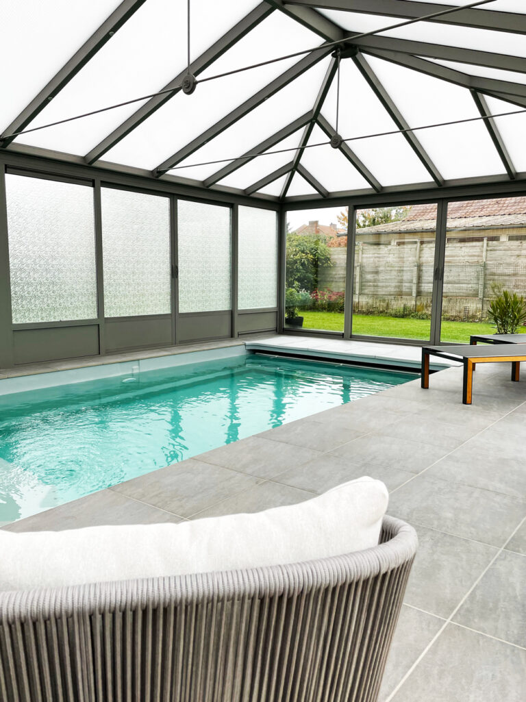 Intérieur de véranda piscine baigné de lumière naturelle, pour un confort optimal toute l’année