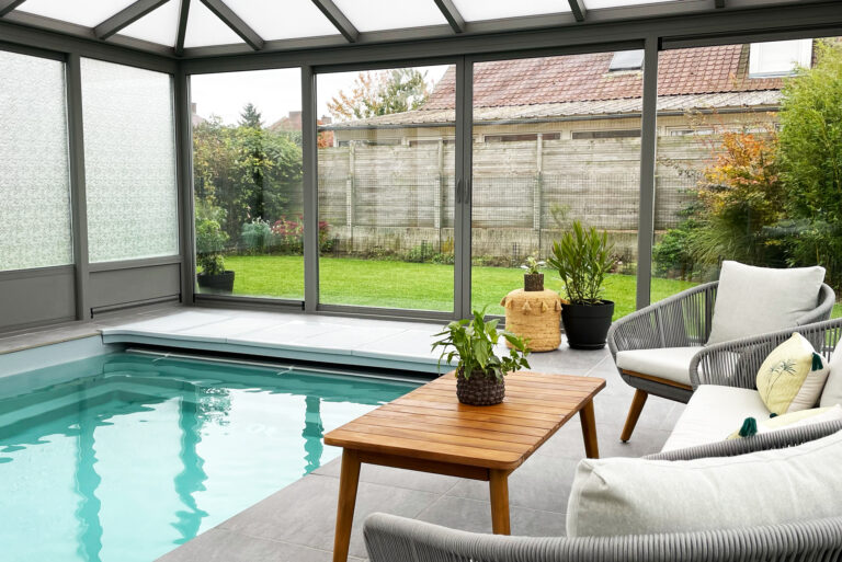 Véranda sur mesure avec piscine intégrée, réalisée par MD Concept dans les Hauts-de-France